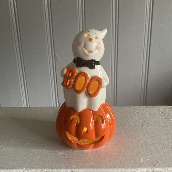 NWT- Adorable- LED Light Up- Ceramic BOO Ghost 👻 on a Pumpkin Decoration - Picture 4 of 17